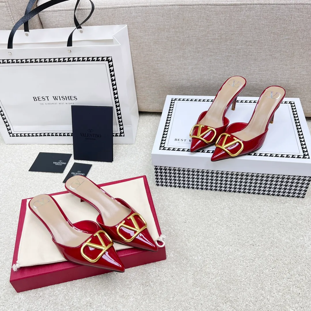 👟👟Ex-factory price 500👟👟 VALENTINO latest V Logo buckle back empty slippers 🔥🔥🔥 🕳️🕳️🕳️ Exclusive original 1-1 development, no goods without the original 〰 ɪɴѓᴏʀᴍᴀᴛɪᴏɴ 〰 Buckle: V-LoGo leather buckle Material: Imported patent leather Lining: full-grain sheepskin Outsole: Italian through-dyed cowhide Midsole: Italian original craft material Process: computer stitching, machine shaping Heel height: 4.0/8cm Made in Italy 🇮🇹 Ready-made code: 35 36 37 38 39 Ready-made custom code: 34 40 41 Delivery period 1-3 days Not retreating